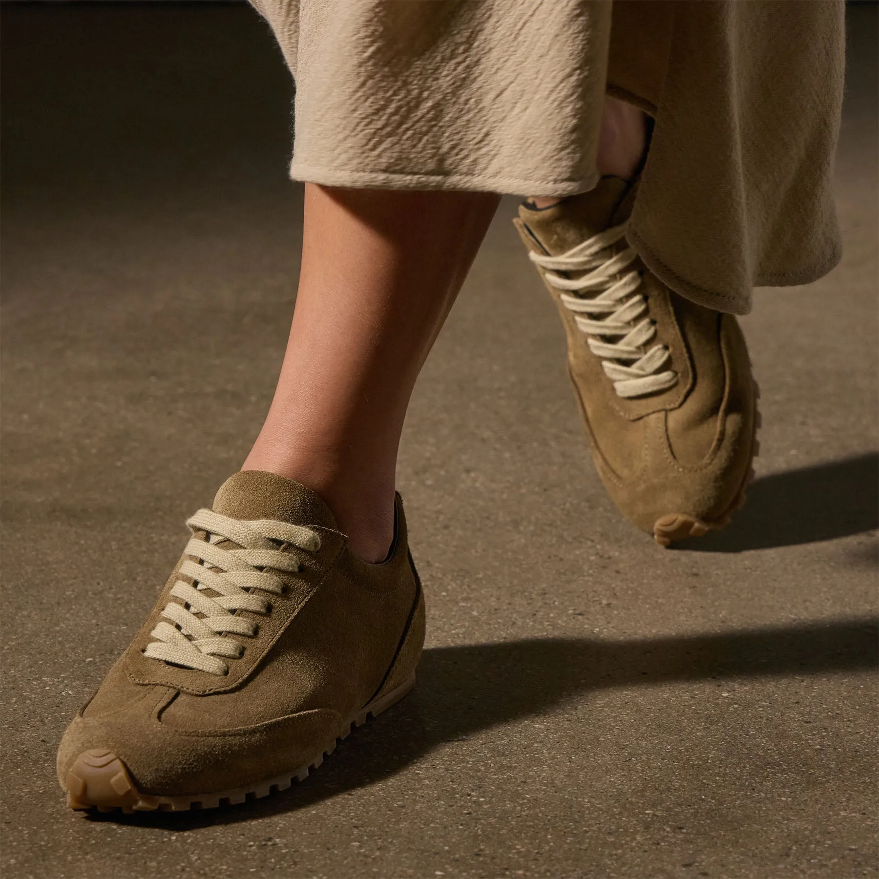 Women's Suede Low Running Sneaker - String